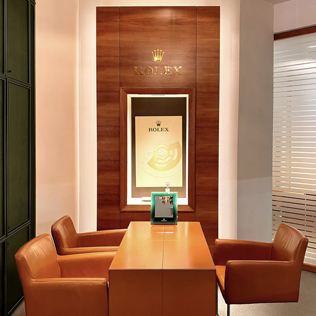 Der Rolex Showroom von Juwelier Friesel besticht mit einer warmen Holzvertäfelung und gemütlichen Ledersesseln